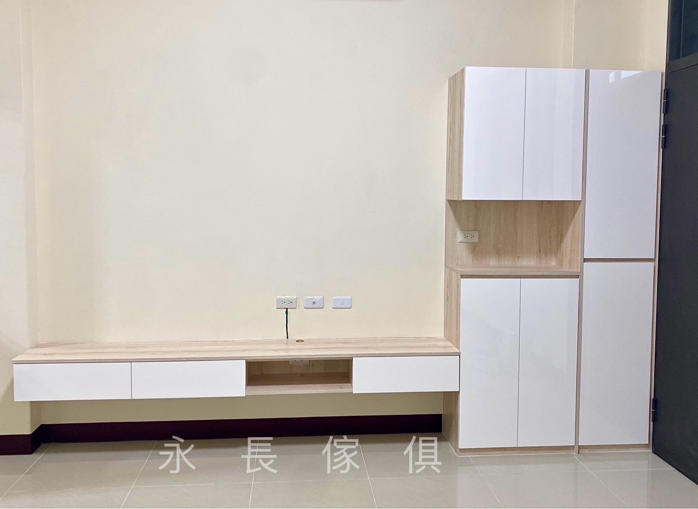 客廳懸空電視櫃和系統櫃設計。